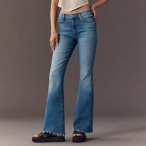 MOTHER The Weekender Frayed Raw Hem Flare Leg Denim Jeans in Groovin Size 26